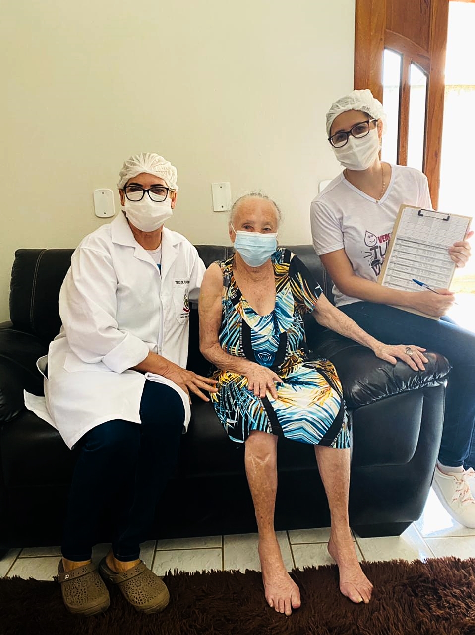 A senhora Maria Madalena Onerzorge, foi a primeira idosa acima de 90 anos a receber a primeira dose da vacina no município.